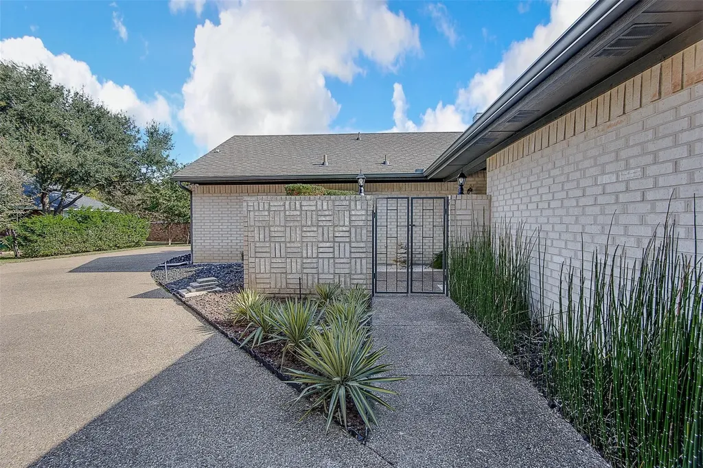 5963 River Bend Drive Benbrook TX 76132