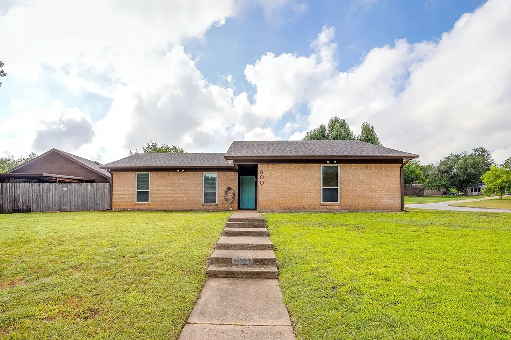 800 Poe Street Azle TX 76020