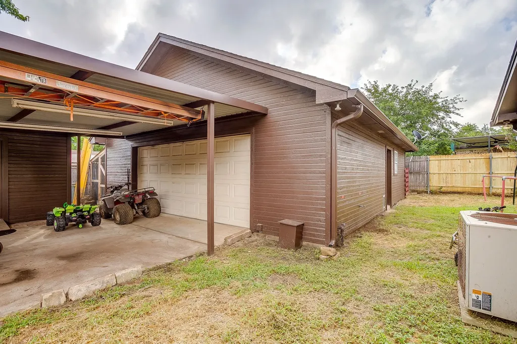 800 Poe Street Azle TX 76020