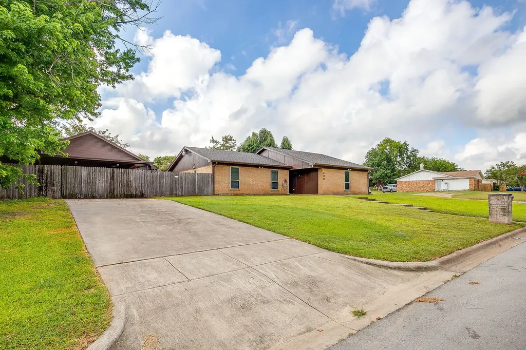 800 Poe Street Azle TX 76020