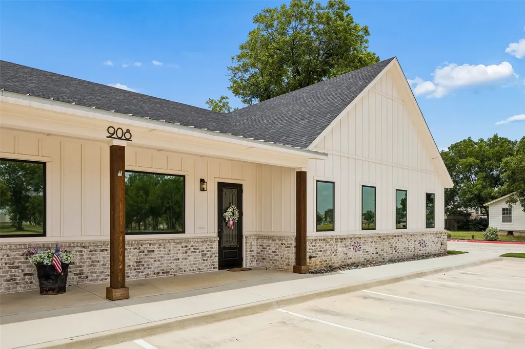 908 Cresthaven Drive Euless TX 76040