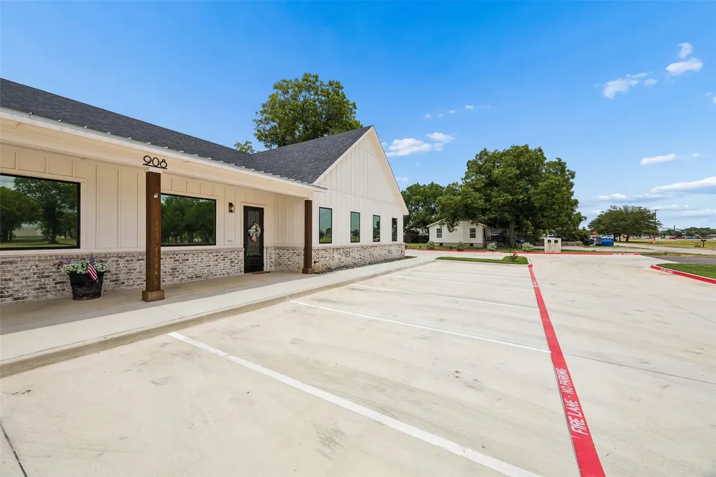 908 Cresthaven Drive Euless TX 76040