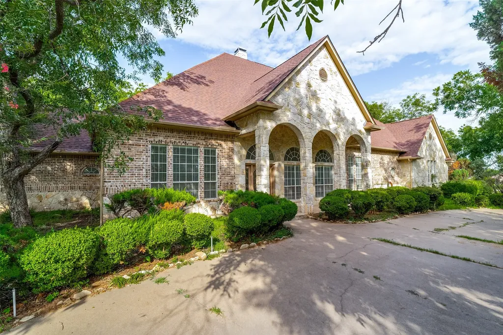 9709 Divot Drive Granbury TX 76049