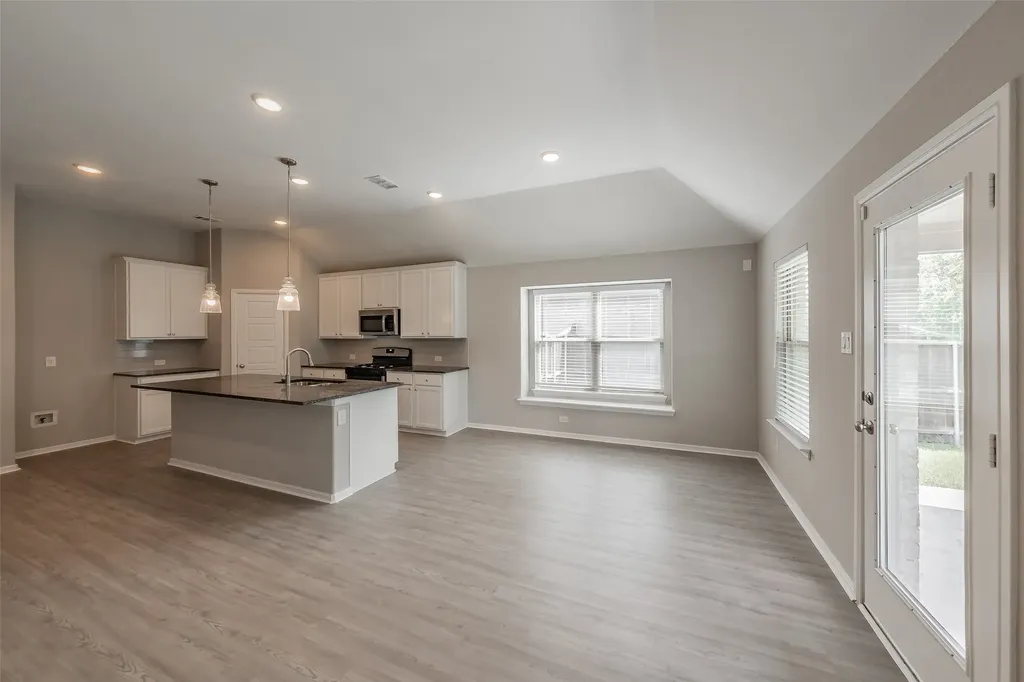 1207 Putnam Street Mansfield TX 76063