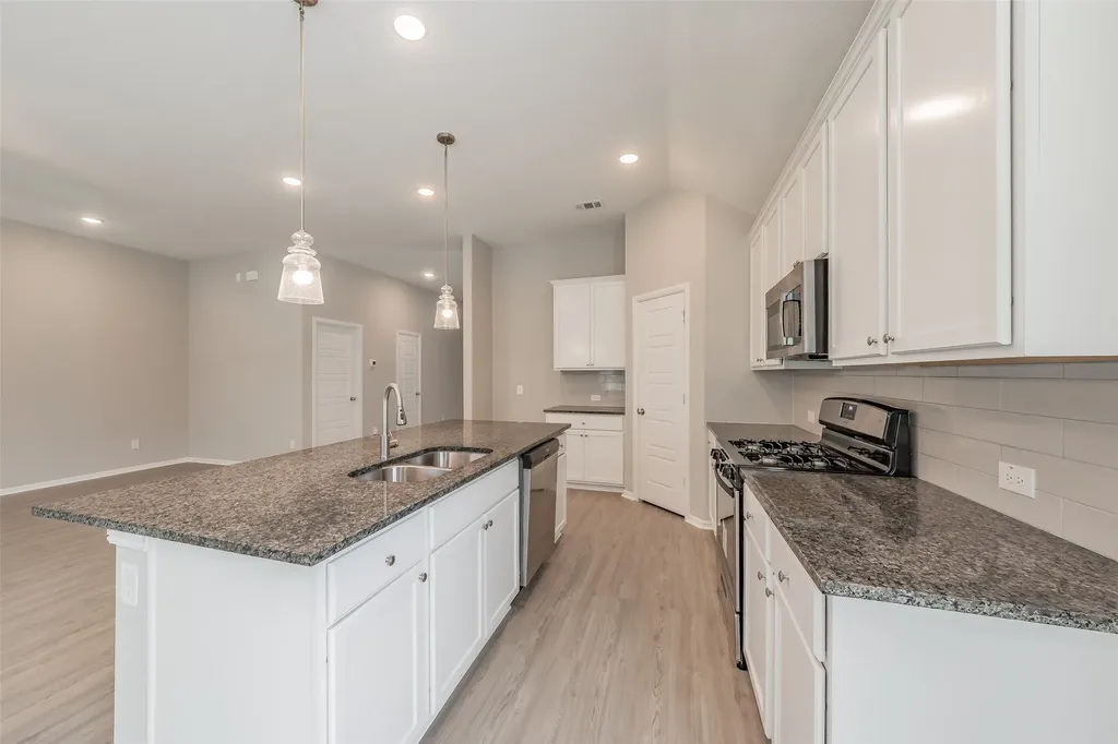 1207 Putnam Street Mansfield TX 76063
