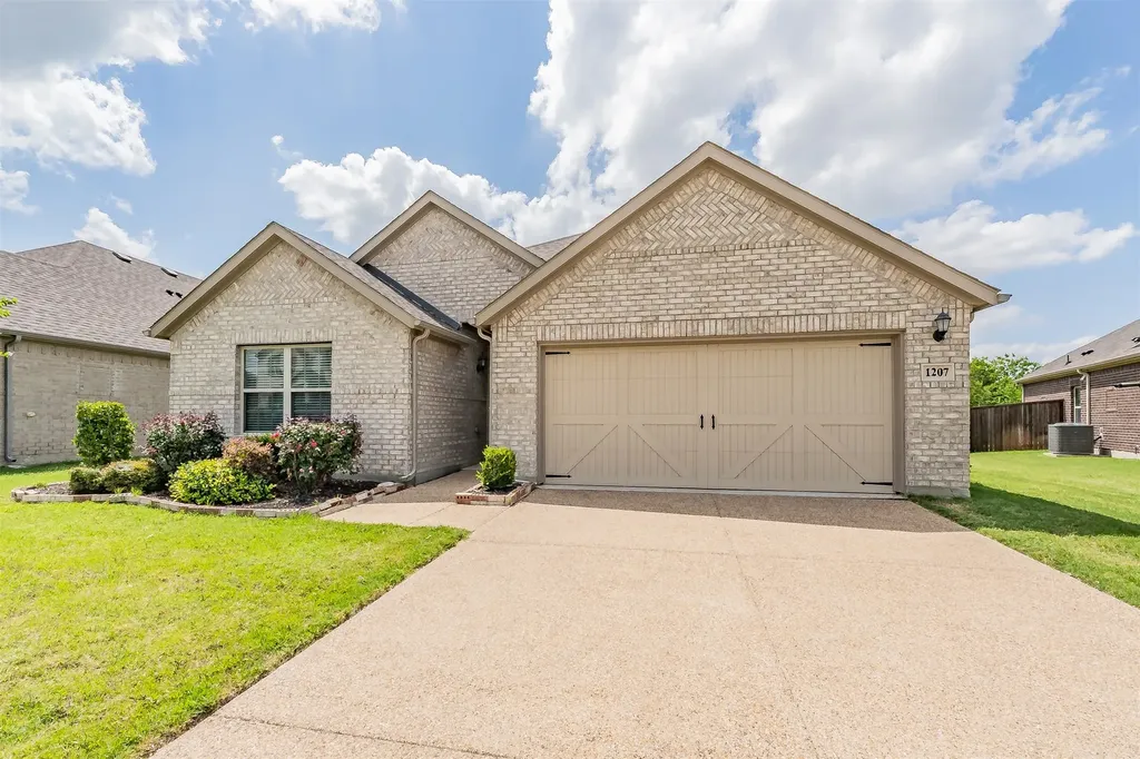 1207 Putnam Street Mansfield TX 76063
