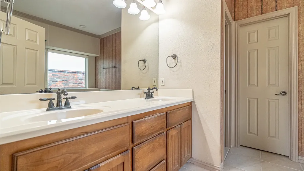 2300 E Emerald Bend Court Granbury TX 76049