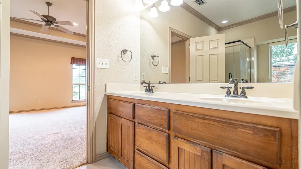 2300 E Emerald Bend Court Granbury TX 76049