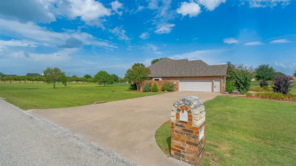 2300 E Emerald Bend Court Granbury TX 76049