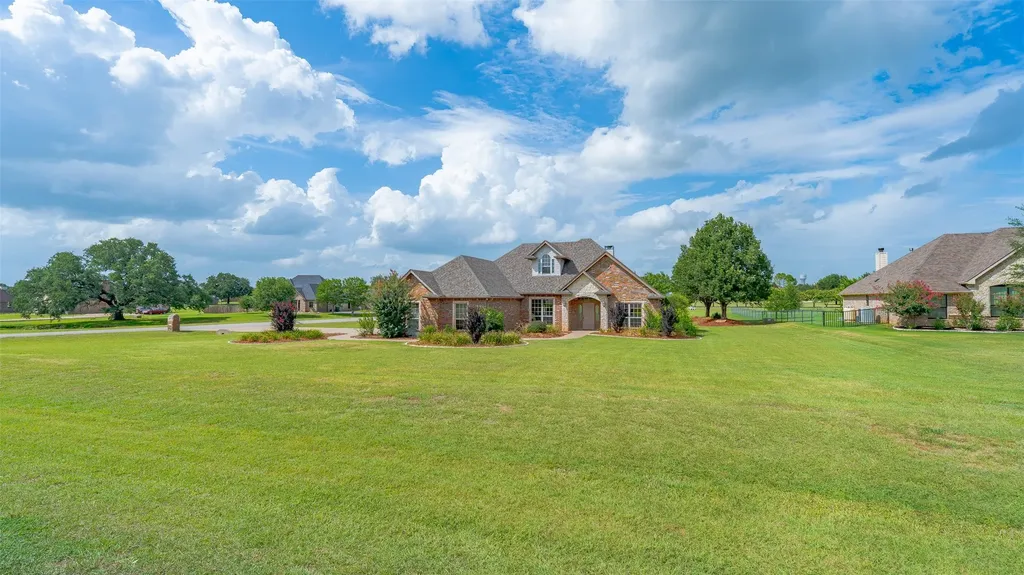 2300 E Emerald Bend Court Granbury TX 76049