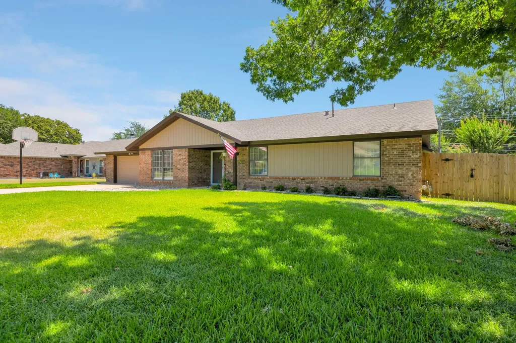 2127 Tanglewood Drive Grapevine TX 76051