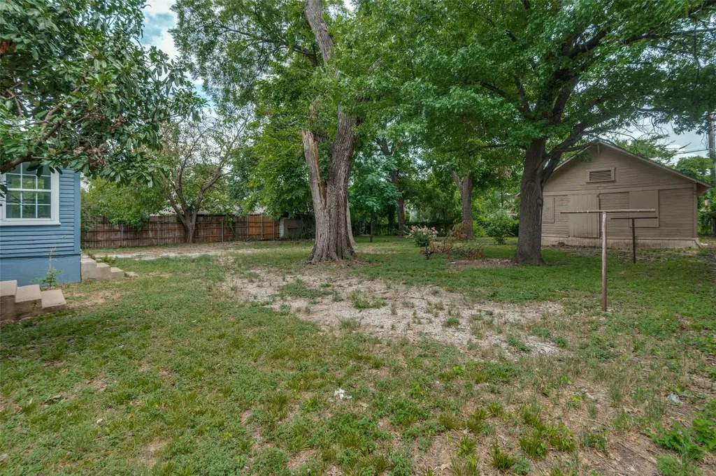 612 W 9th Street Dallas TX 75208