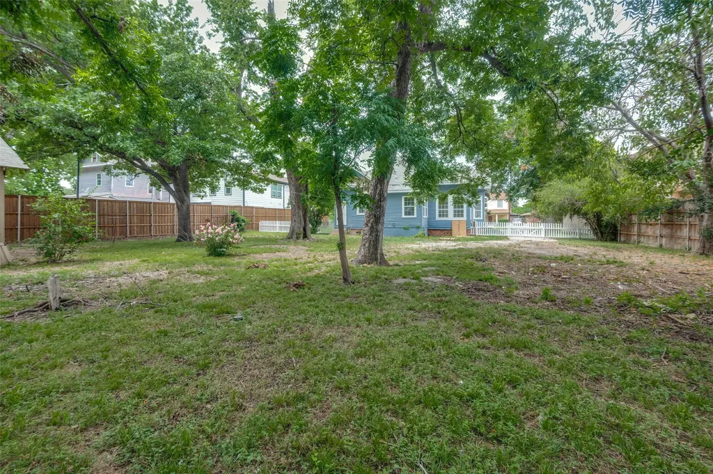 612 W 9th Street Dallas TX 75208