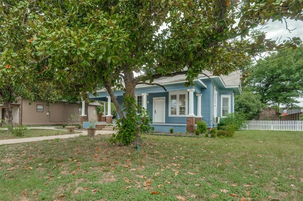 612 W 9th Street Dallas TX 75208