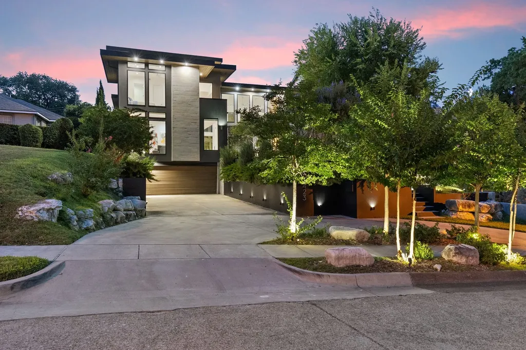 423 W Colorado Boulevard Dallas TX 75208