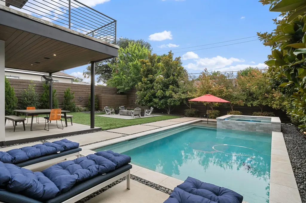 423 W Colorado Boulevard Dallas TX 75208