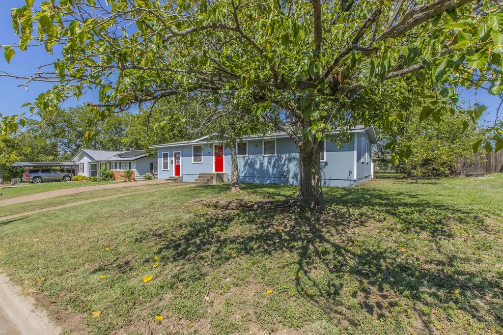 207 N Avenue U Clifton TX 76634