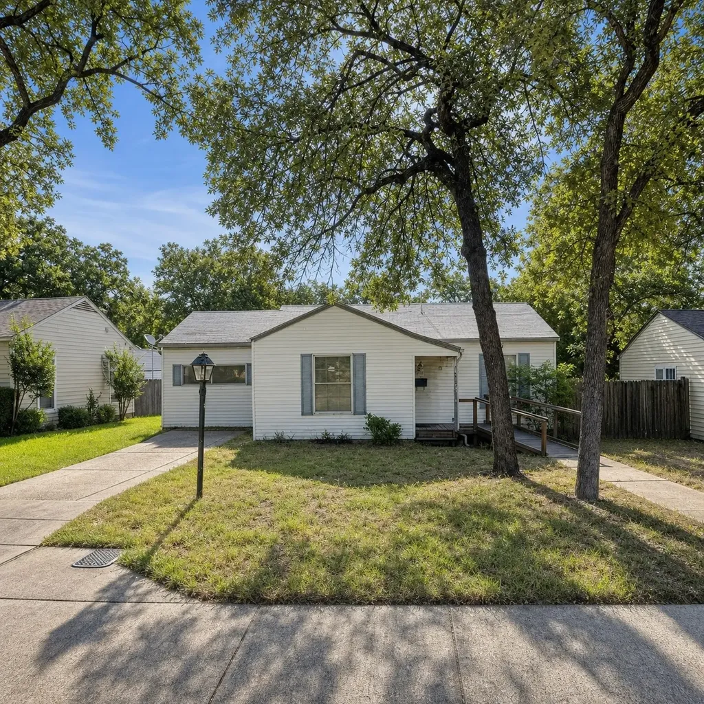 3018 Oakwood Street Haltom City TX 76117