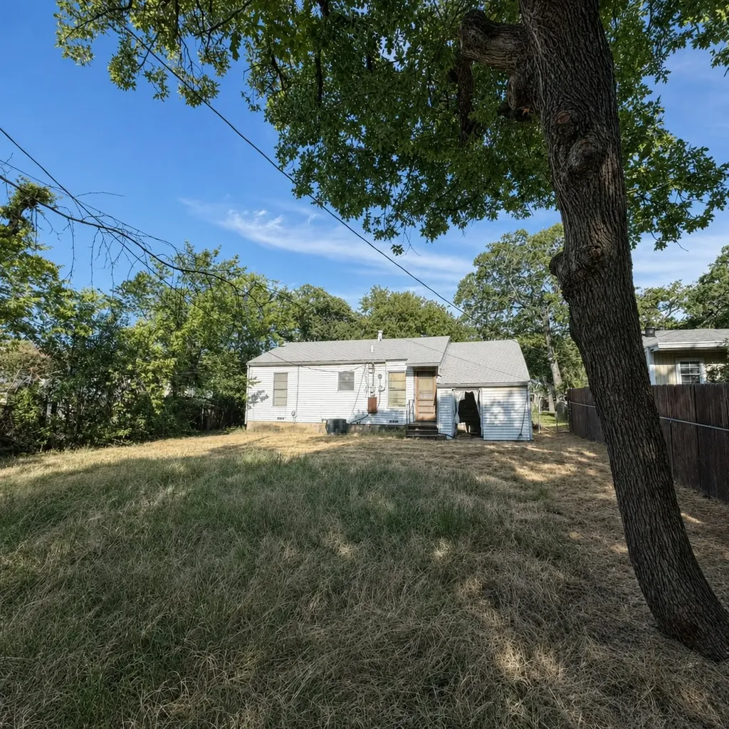 3018 Oakwood Street Haltom City TX 76117