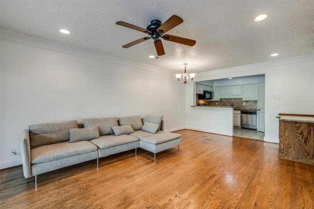 5325 Fleetwood Oaks Avenue Dallas TX 75235