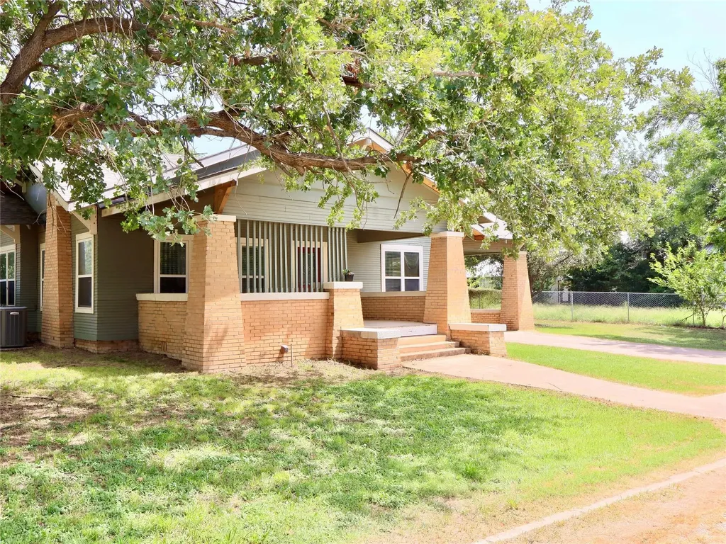 203 E Bennett Street Strawn TX 76475