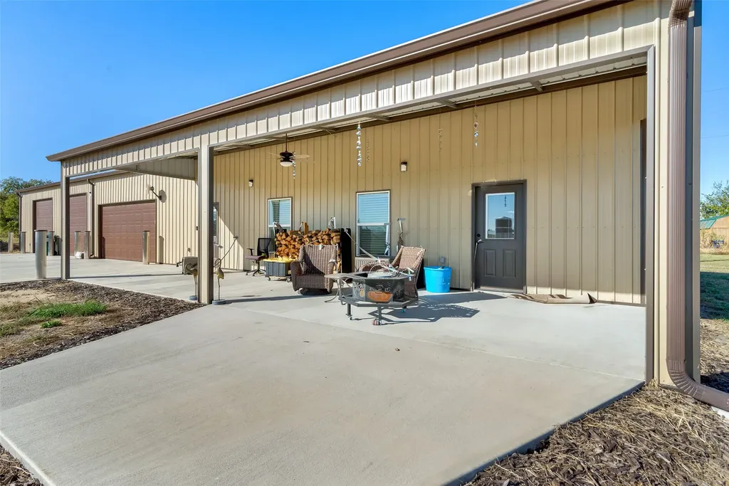 1158 County Road 1240 Savoy TX 75479