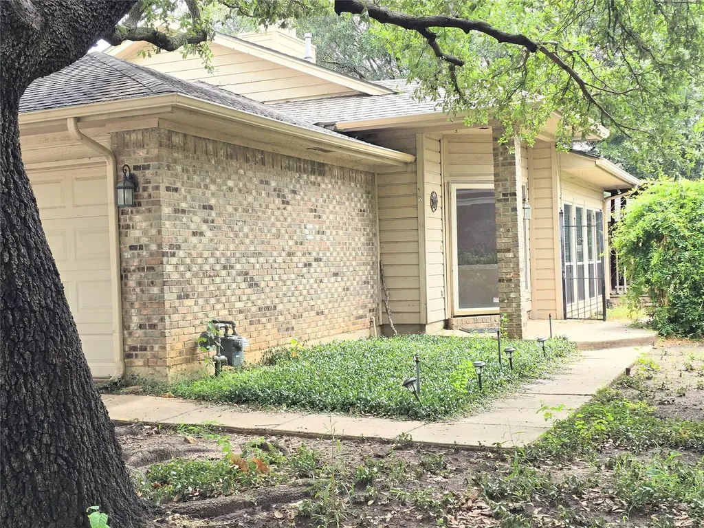 2211 Baltic Avenue Arlington TX 76011