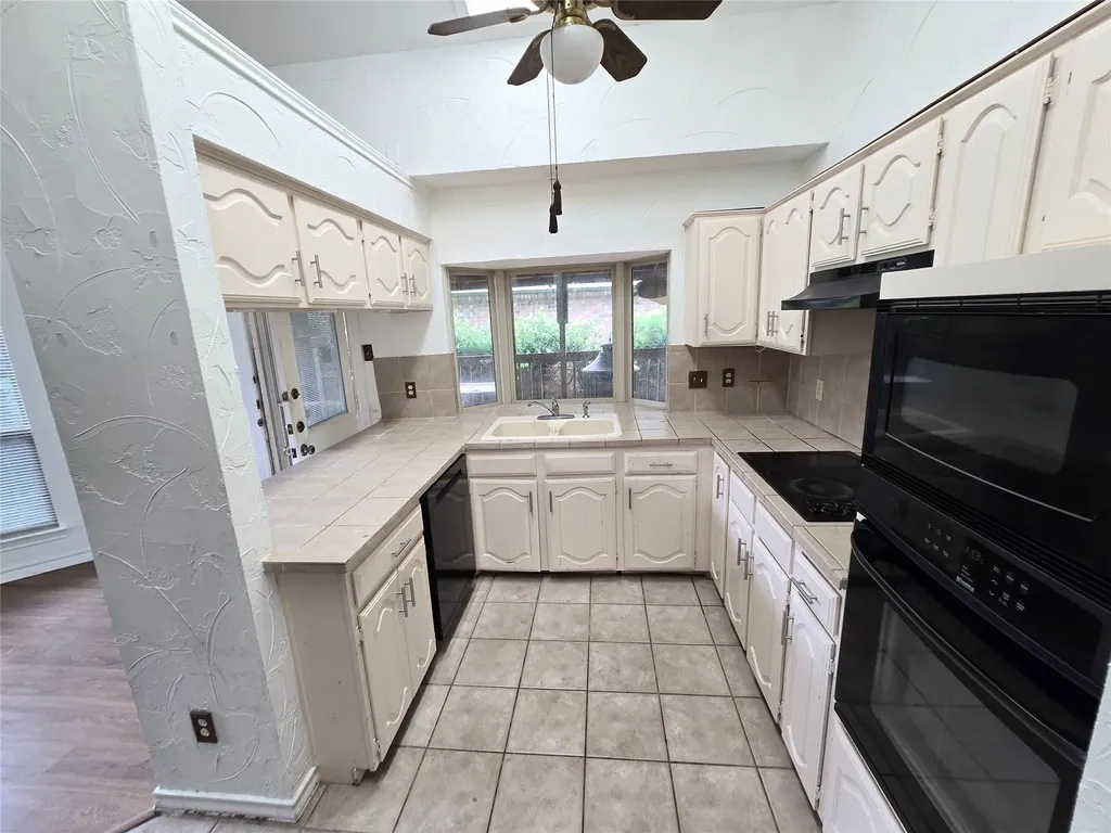 2211 Baltic Avenue Arlington TX 76011