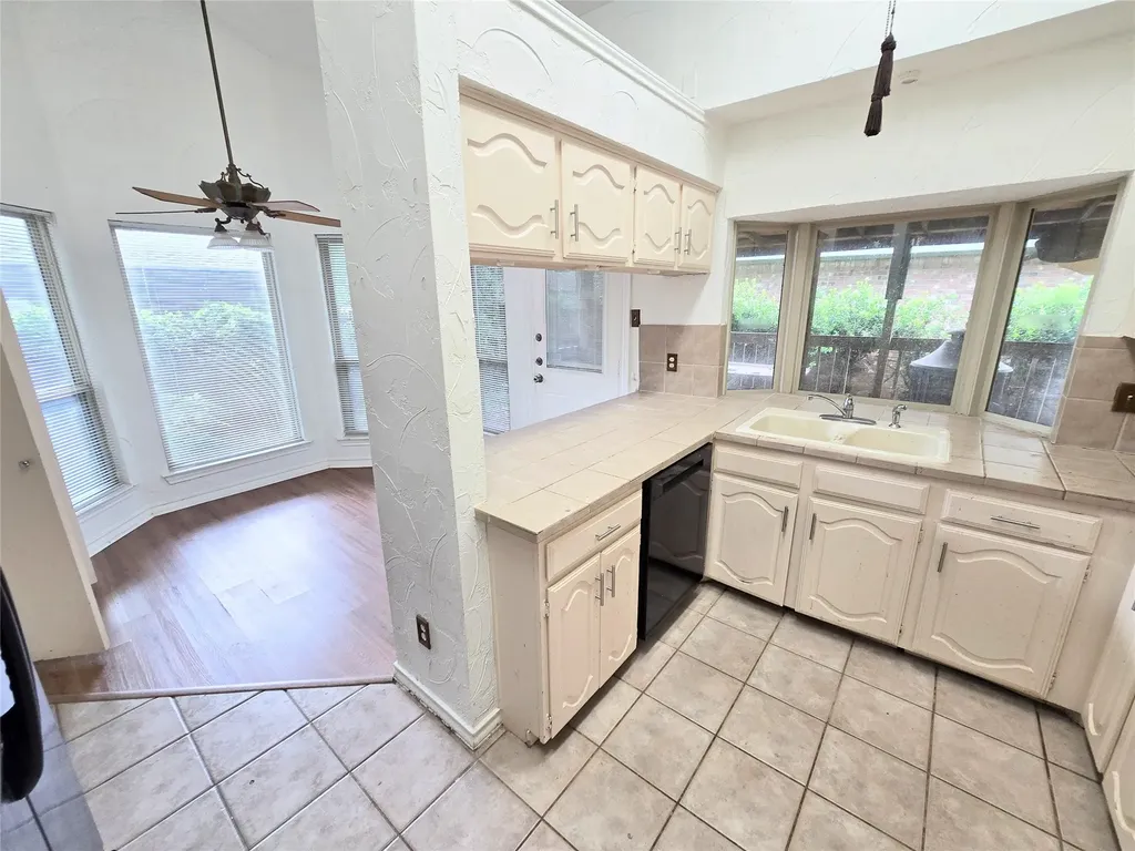 2211 Baltic Avenue Arlington TX 76011