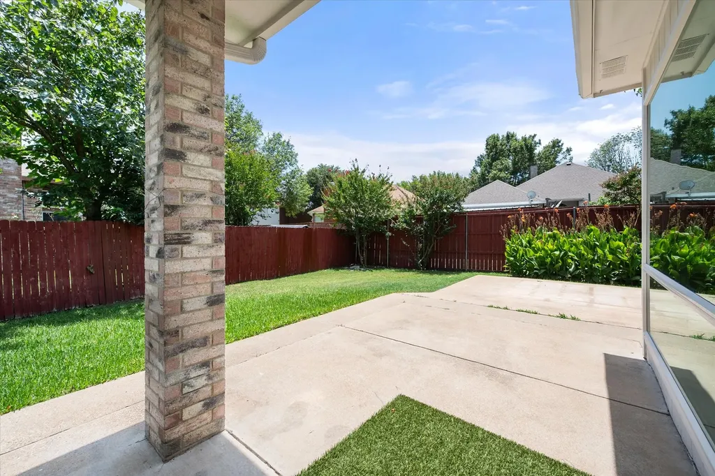 1132 Devonshire Drive Desoto TX 75115