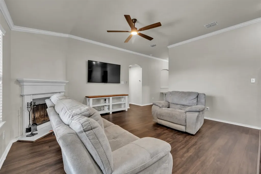 381 Coral Vine Lane Burleson TX 76028