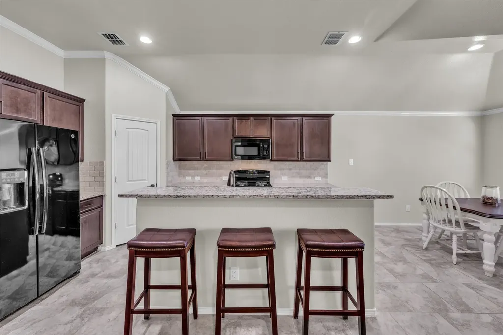 381 Coral Vine Lane Burleson TX 76028