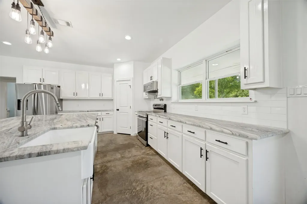 822 Private Road 7370 Point TX 75472