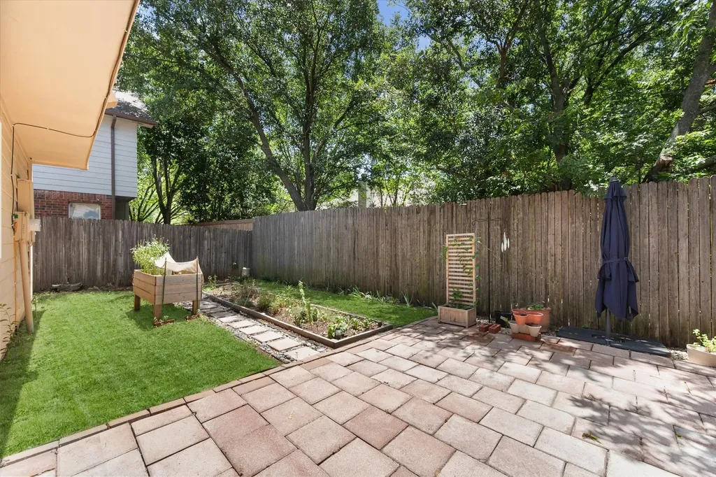 2216 Reverchon Drive Arlington TX 76017