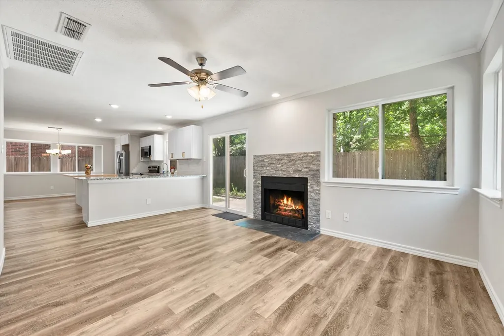 2216 Reverchon Drive Arlington TX 76017