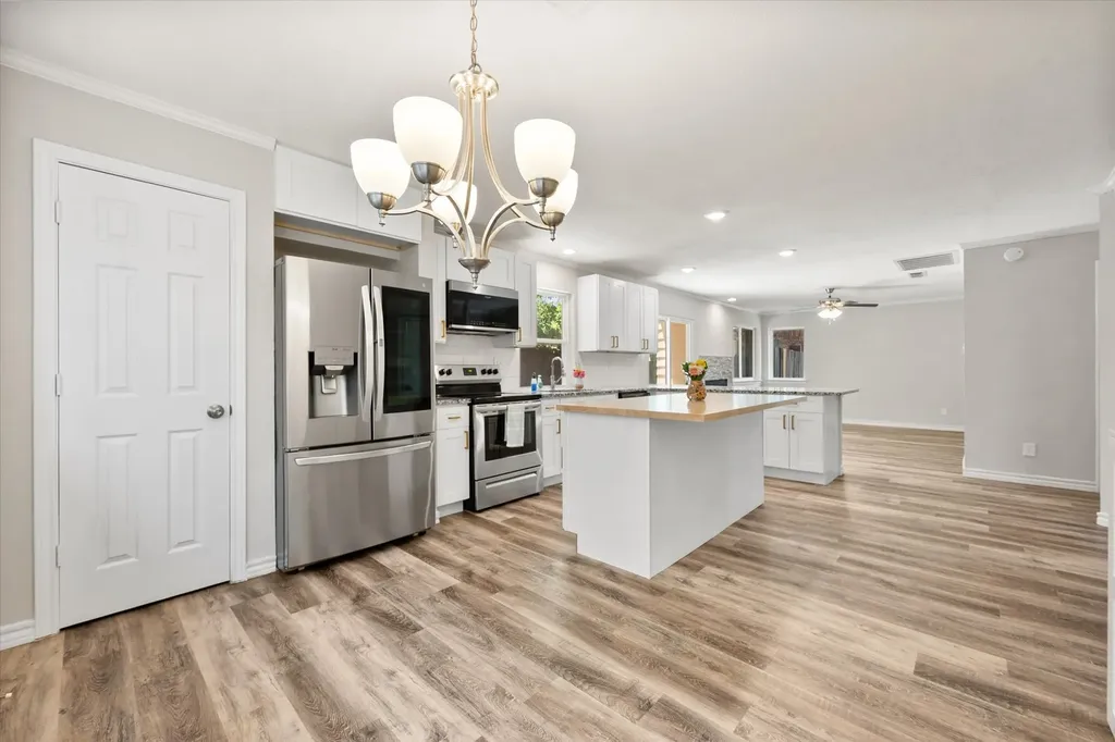 2216 Reverchon Drive Arlington TX 76017