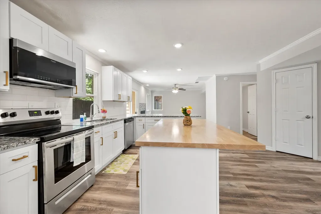2216 Reverchon Drive Arlington TX 76017