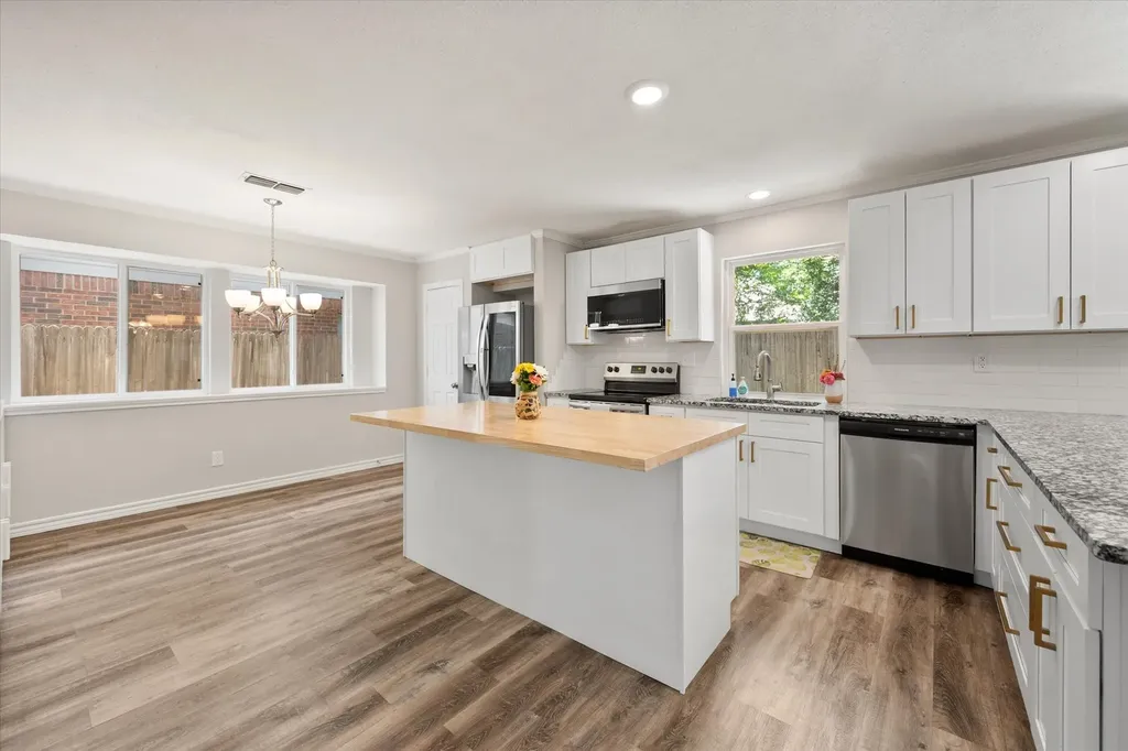 2216 Reverchon Drive Arlington TX 76017