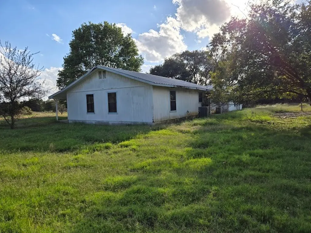 300 E 3rd Street Iredell TX 76649