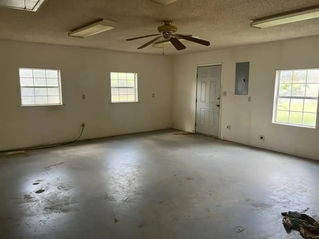 300 E 3rd Street Iredell TX 76649