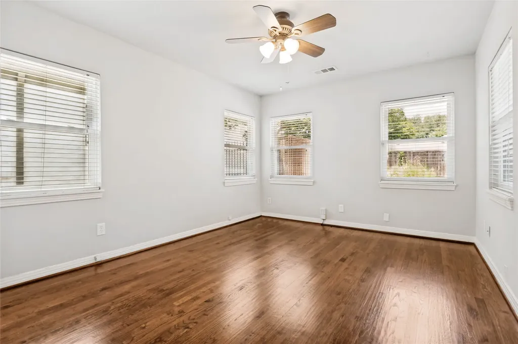 1043 N Edgefield Avenue Dallas TX 75208