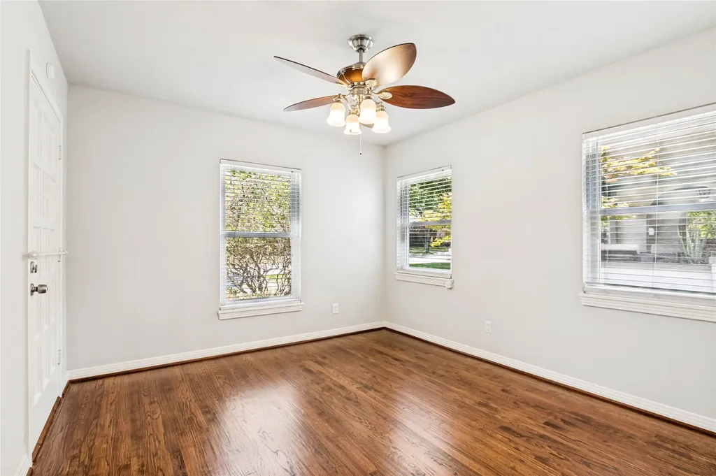1043 N Edgefield Avenue Dallas TX 75208