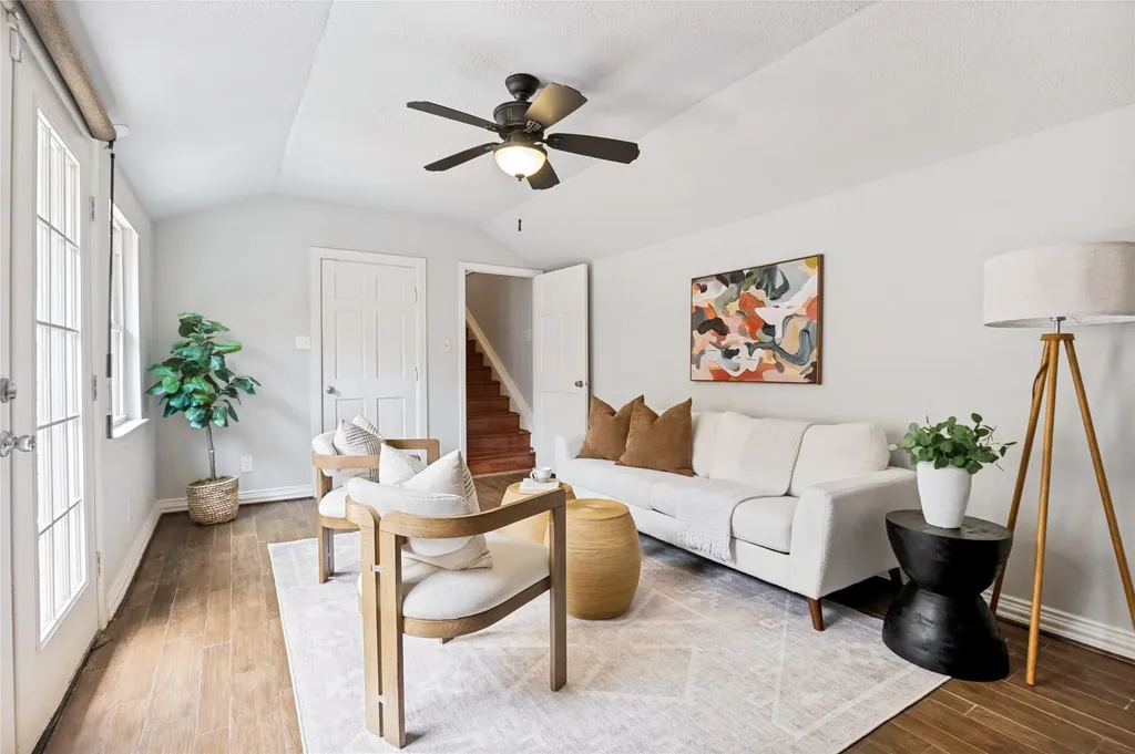 1043 N Edgefield Avenue Dallas TX 75208