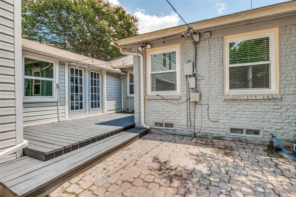 1043 N Edgefield Avenue Dallas TX 75208