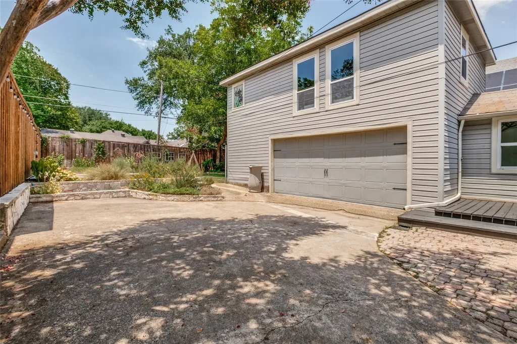 1043 N Edgefield Avenue Dallas TX 75208