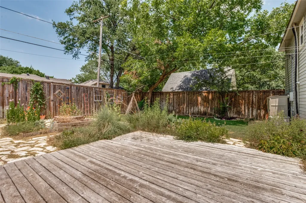 1043 N Edgefield Avenue Dallas TX 75208