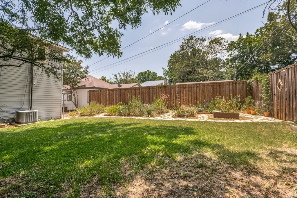 1043 N Edgefield Avenue Dallas TX 75208
