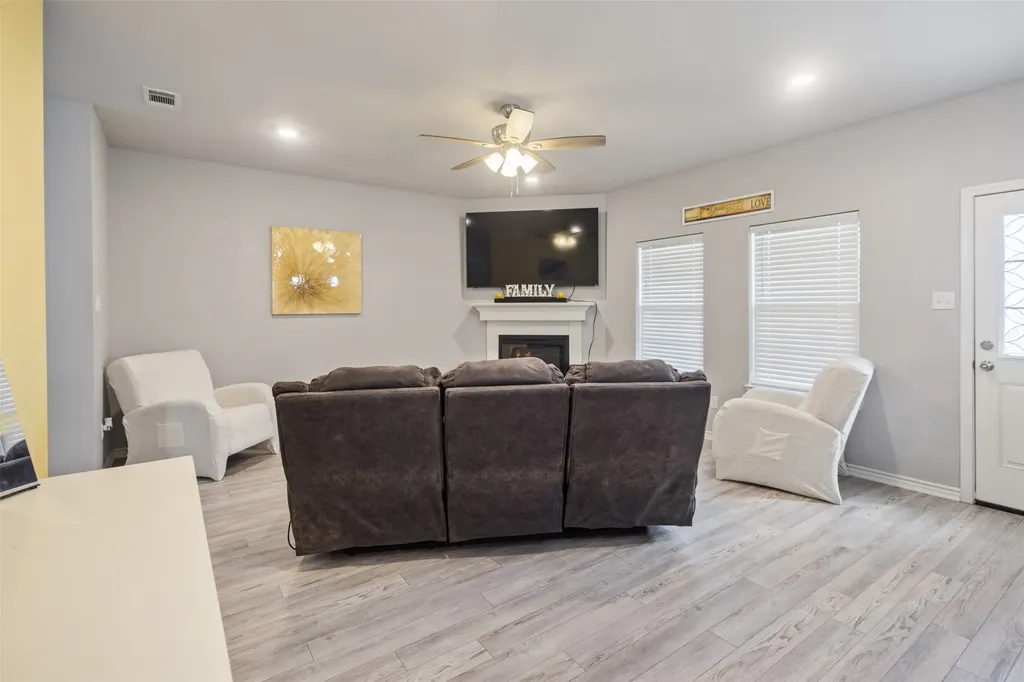 591 E Eubank Street Mabank TX 75147