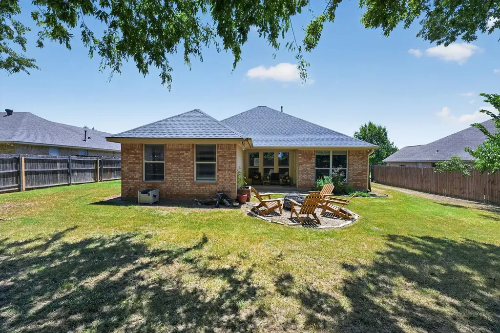 127 N Point Drive Krum TX 76249