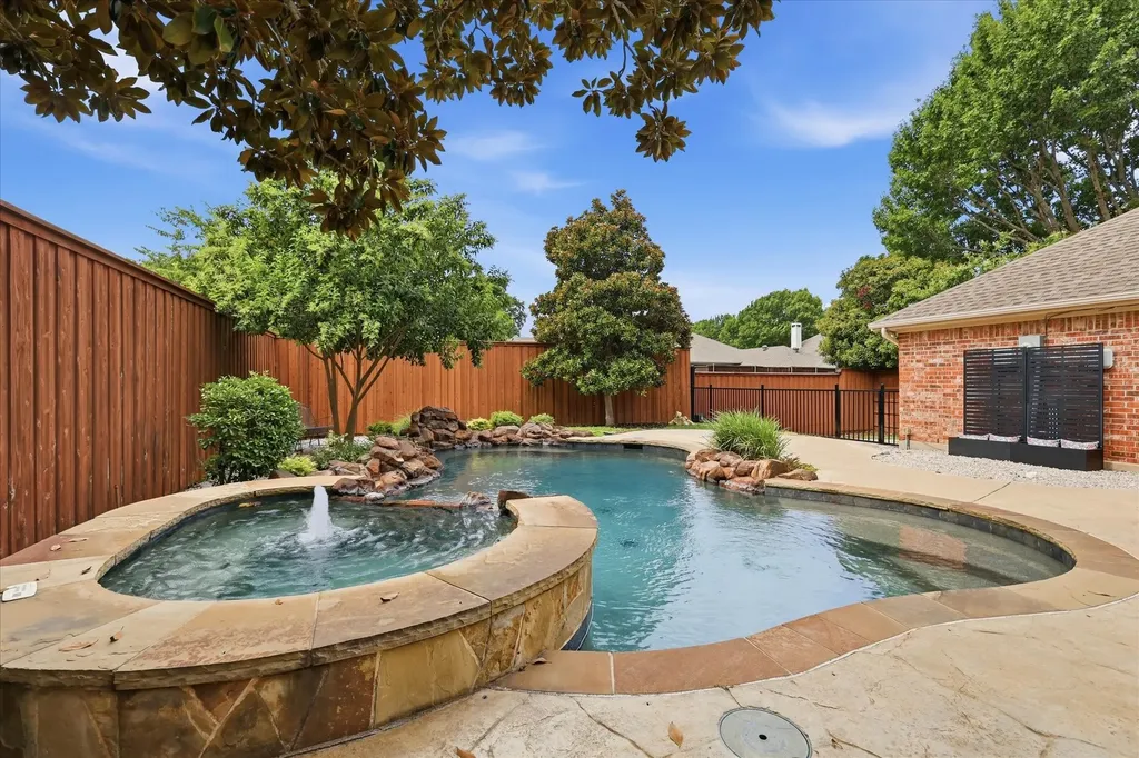 2526 Fallview Lane Carrollton TX 75007